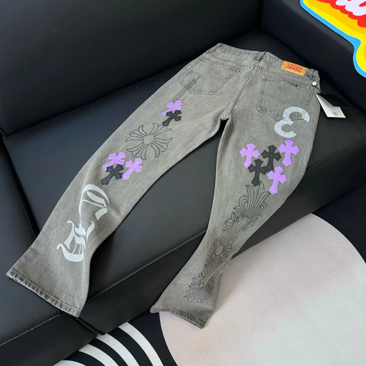 🅿️290 Style No.: D240 Chroe Hets CH Chrome Het Purple Color Block Leather Washed Jeans Ceiling-Level Jeans Hard to Find at the Counter‼ ️ About Zangyin ✅ This is an extremely luxurious fashion brand that can also be called the aristocracy of the high street. It has always been an exclusive brand for some hipsters or the rich second generation. The color of this model is already very eye-catching by using a unique washed material. It is decorated with pink patchwork cross flowers, which cleverly highlights the charm of the brand. Secondly, this model adopts a classic high-waist cut design, which highlights the long legs and fashionable temperament of the upper body. The brand is highly recognizable and the slim-fitting configuration is more suitable for daily wear. The personality will be fashionable and the specifications can be seen at a glance. Materials and technology ✅ Needless to say, this point goes without saying. As an excellent craftsman brand, Zangyin's requirements for details and craftsmanship are really perfect. The washed color of this model has gone through a lot of processes, not to mention the embellishment of the denim appliqués. It is also purely handmade and sewn. Just like what they believe in, only handmade things have soul and have the meaning of wearing. A top-notch heavy-duty fashionable denim item, recommended by both hands‼ ️ Size# 30 32 34 34 (M L